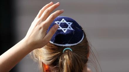 Eine junge Frau mit Kippa.