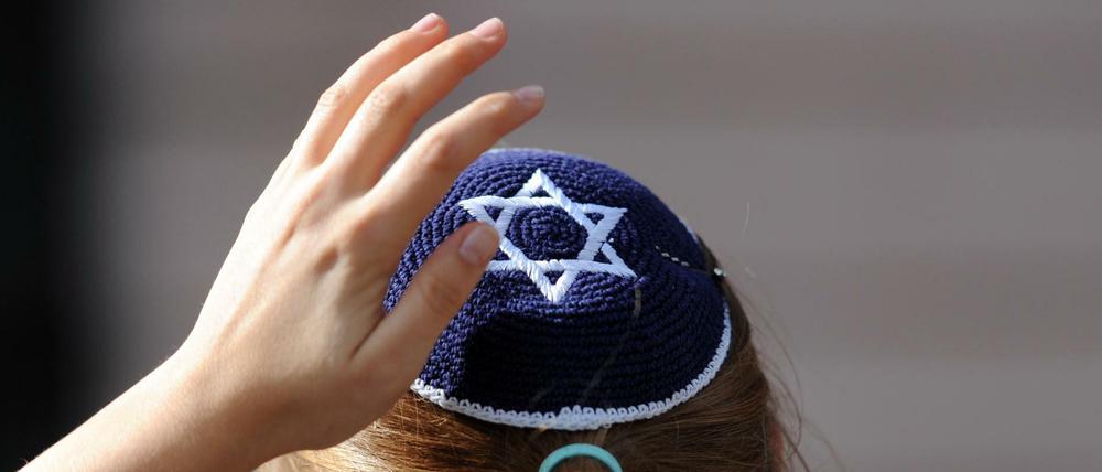 Eine junge Frau mit Kippa.