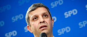 Berlin: Raed Saleh, Fraktionsvorsitzender der SPD im Abgeordnetenhaus Berlin, nimmt an einer gemeinsamen Pressekonferenz teil. SPD-Fraktionschef Raed Saleh möchte an der Seite von Bundesfamilienministerin Franziska Giffey Landesvorsitzender werden. 