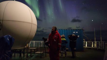 Polarstern (unten), Polarforscher (Mitte), und Polarlichter (oben). Archivbild von 2015.