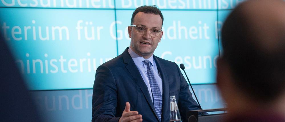 Jens Spahn (CDU), Bundesgesundheitsminister, spricht bei einer Pressekonferenz über die Verbreitung des Coronavirus in Deutschland.
