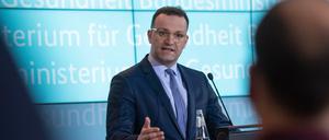 Jens Spahn (CDU), Bundesgesundheitsminister, spricht bei einer Pressekonferenz über die Verbreitung des Coronavirus in Deutschland.