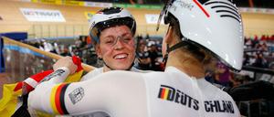 lWeltmeisterinnen! Emma Hinze (l.) und Pauline Grabosch feiern ihren Triumph im Velodrom.