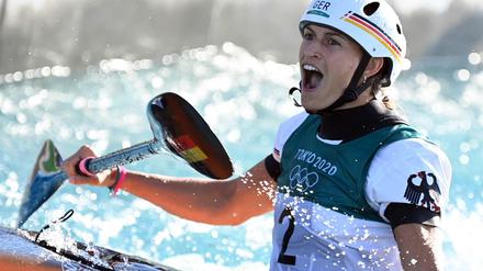Ricarda Funk feiert ihr olympisches Gold.