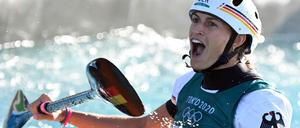 Ricarda Funk feiert ihr olympisches Gold.