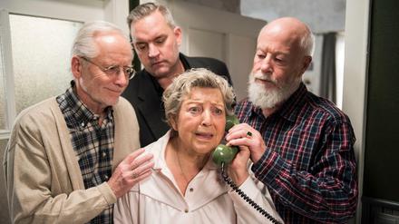 "Lindenstraße"-Folge 754, die fünftletzte: "Die Geister, die Helga riefen", am Sonntag um 18:50 Uhr, ARD. Helga (Marie-Luise Marjan) mit Hans Beimer (Joachim H. Luger, links), Benny Beimer (Christian Kahrmann, Mitte) und Erich Schiller (Bill Mockridge).