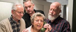 "Lindenstraße"-Folge 754, die fünftletzte: "Die Geister, die Helga riefen", am Sonntag um 18:50 Uhr, ARD. Helga (Marie-Luise Marjan) mit Hans Beimer (Joachim H. Luger, links), Benny Beimer (Christian Kahrmann, Mitte) und Erich Schiller (Bill Mockridge). 