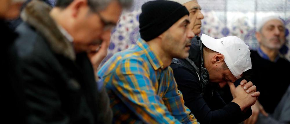Muslime beten nach dem Anschlag in Hanau während des Freitaggebets in der Hanauer Ditib Moschee.
