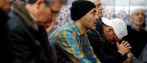 Muslime beten nach dem Anschlag in Hanau während des Freitaggebets in der Hanauer Ditib Moschee.