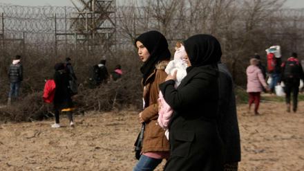 Migranten gehen Richtung Grenze. Griechenland hat am Freitag den Grenzübergang zur Türkei bei Kastanies/Pazarkule geschlossen.