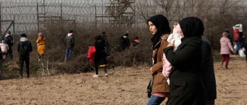 Migranten gehen Richtung Grenze. Griechenland hat am Freitag den Grenzübergang zur Türkei bei Kastanies/Pazarkule geschlossen.