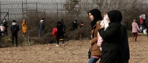 Migranten gehen Richtung Grenze. Griechenland hat am Freitag den Grenzübergang zur Türkei bei Kastanies/Pazarkule geschlossen.