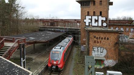 Früher "Potsdam Hauptbahnhof", jetzt weitgehend eine Ruine: Der Bahnhof Pirschheide.