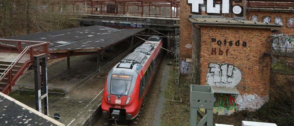 Früher "Potsdam Hauptbahnhof", jetzt weitgehend eine Ruine: Der Bahnhof Pirschheide.