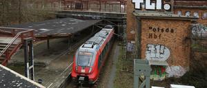 Früher "Potsdam Hauptbahnhof", jetzt weitgehend eine Ruine: Der Bahnhof Pirschheide.