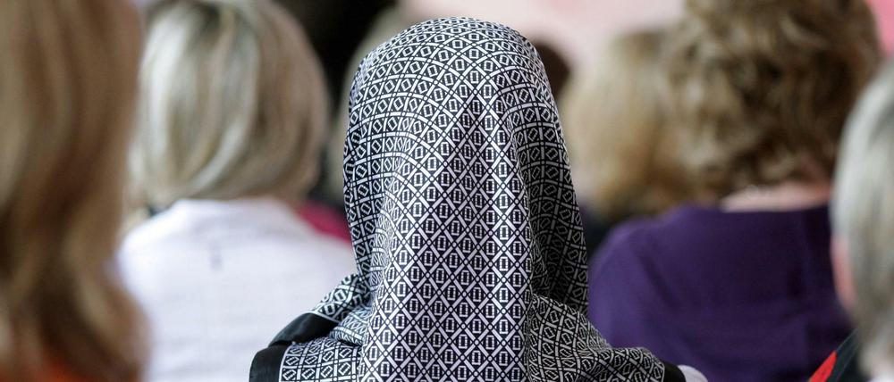 Eine Frau mit Kopftuch.