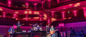 Geisterkonzert: James Blunt spielt im März 2020 in der Hamburger Elbphilharmonie vor leeren Rängen. Das Konzert soll im April 2022 nachgeholt werden.