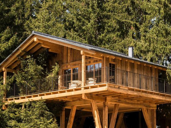 In Südtirol wartet das San Luis mit eher traditionellen Stelzenhäusern im Forst auf.