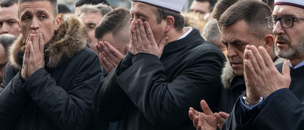 Mit einem muslimischen Totengebet an den Särgen der Opfer nahmen Menschen auf dem Marktplatz von Hanau Abschied.