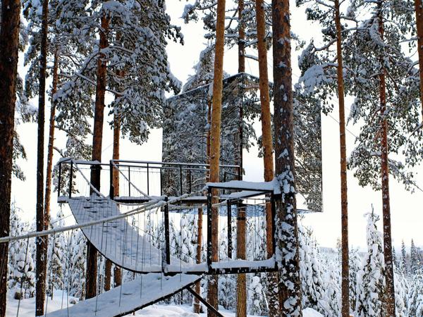 Im sogenannten Mirror Cube übernachten Gäste im schwedischen Treetop Hotel.