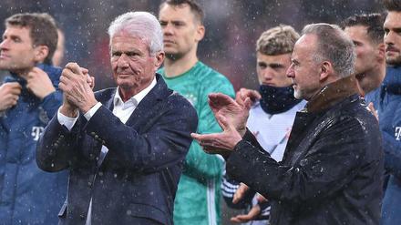 Wichtiger als das Spiel: Hoffenheims Mäzen Dietmar Hopp (links) und Karl-Heinz Rummenigge (Vorstandsvorsitzender FC Bayern München) bedanken sich bei den Fans.