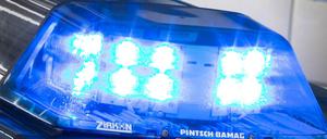 Die Beamten verschafften sich gewaltsam zutritt zur Wohnung in der Wollankstraße. Nun wird wegen eines Verstoßes gegen das Waffengesetz ermittelt.