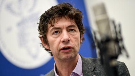 Christian Drosten, Direktor des Instituts für Virologie, hat eine Vermutung, wie das Coronavirus so infektiös werden konnte.