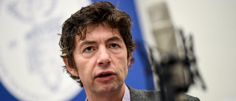 Christian Drosten, Direktor des Instituts für Virologie, hat eine Vermutung, wie das Coronavirus so infektiös werden konnte.
