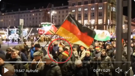 Der Radebeuler CDU-Stadtrat Wolfgang Jacobi (rot umrandet) beim Pegida-Aufmarsch am 17. Februar in Dresden.