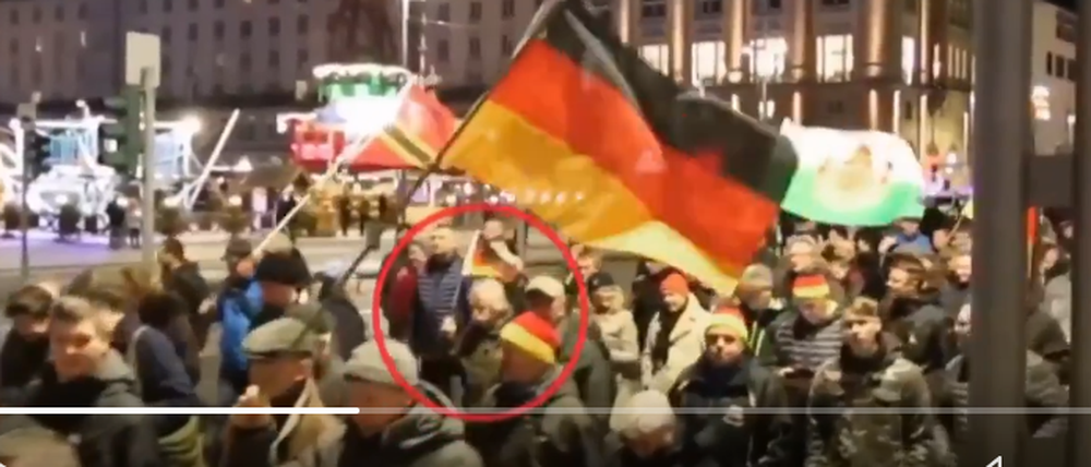 Der Radebeuler CDU-Stadtrat Wolfgang Jacobi (rot umrandet) beim Pegida-Aufmarsch am 17. Februar in Dresden.