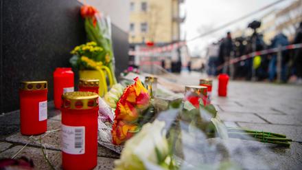Blumen in Gedenken an die Opfer des Anschlags liegen in der Innenstadt von Hanau.