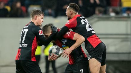 Großer Spaß nach großem Spiel: Hertha drehte ein 0:3 in Düsseldorf.