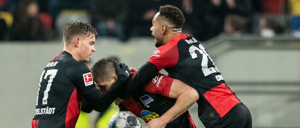 Großer Spaß nach großem Spiel: Hertha drehte ein 0:3 in Düsseldorf.