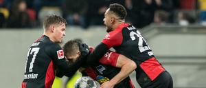 Großer Spaß nach großem Spiel: Hertha drehte ein 0:3 in Düsseldorf.