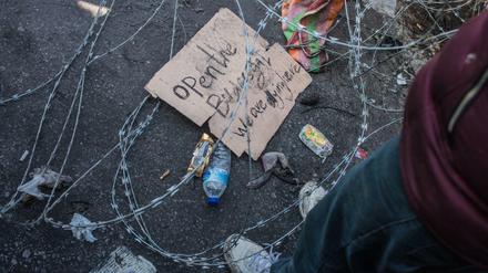 Ein Pappschild mit der Aufschrift "Open the borders - we are dying here" (Öffnen Sie die Grenzen, wir sterben hier) liegt am bereits geschlossenen türkisch-griechischen Grenzübergang.