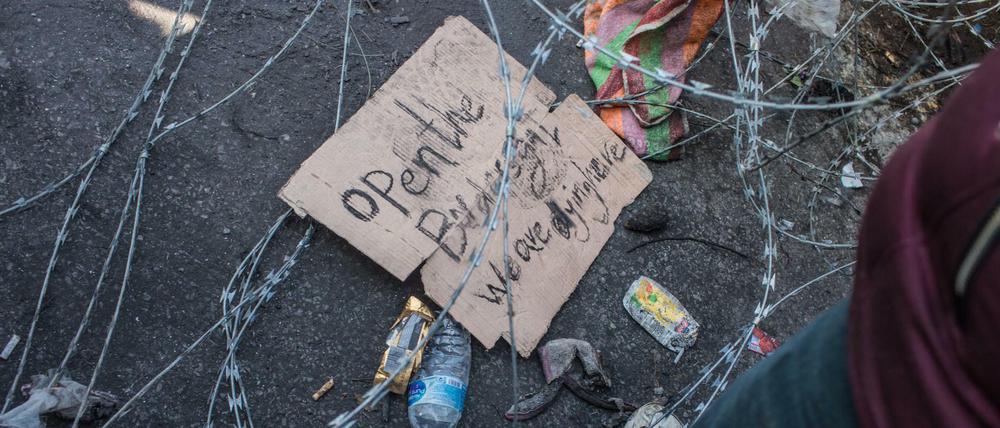 Ein Pappschild mit der Aufschrift "Open the borders - we are dying here" (Öffnen Sie die Grenzen, wir sterben hier) liegt am bereits geschlossenen türkisch-griechischen Grenzübergang.