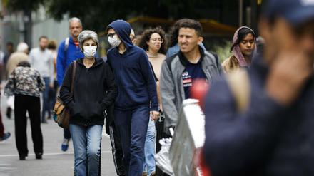 Brasilianer in Sao Paulo tragen Mundschutz, um sich vor dem Virus zu schützen.