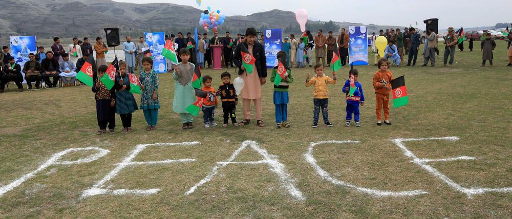 Afghanische Kinder feiern im Vorfeld der erwarteten Unterzeichnung des Abkommens zwischen den USA und den Taliban.