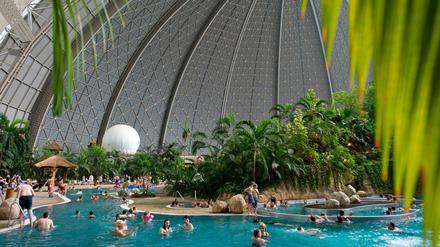 Badegäste im Freizeit-Ressort "Tropical Islands" in Krausnick (Brandenburg).