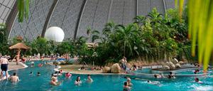 Badegäste im Freizeit-Ressort "Tropical Islands" in Krausnick (Brandenburg).