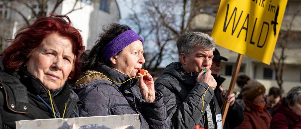 Gegen den Bau der Tesla-Fabrik wurden schnell Proteste laut. 