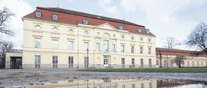 Neue Heimat. Blick auf den Theaterbau, der sich links an die große Orangerie von Schloss Charlottenburg anschließt. 