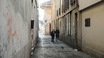 Die Straßen sind leer im lombardischen Codogno, und auch wer frische Luft schnappen will, tut es hinter einem Mundschutz.