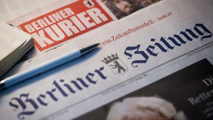 Auf einem Tisch in Berlin liegen zwei Ausgaben der Tageszeitungen "Berliner Zeitung" und "Berliner Kurier".