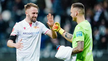 Läuft bei Union. Florian Hübner (links) und Rafal Gikiewicz freuen sich über den Sieg in Frankfurt.