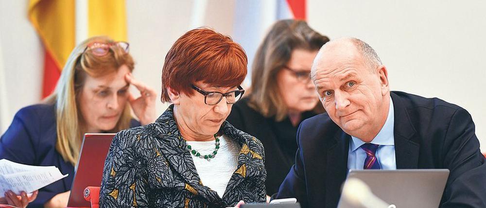 Kommt gut an. 63 Prozent der Brandenburger sind zufrieden mit der Arbeit von Dietmar Woidke, hier mit Staatskanzlei-Chefin Kathrin Schneider (beide SPD).