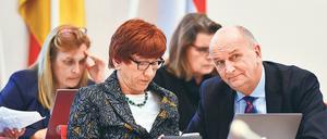 Kommt gut an. 63 Prozent der Brandenburger sind zufrieden mit der Arbeit von Dietmar Woidke, hier mit Staatskanzlei-Chefin Kathrin Schneider (beide SPD).