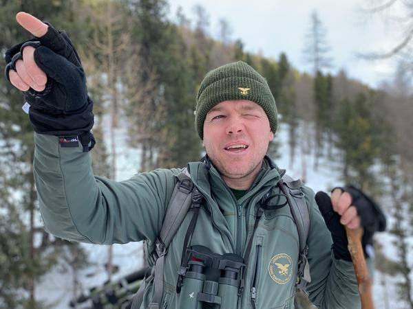 Förster Philipp Bertagnolli erklärt die Tierwelt der Berge. 
