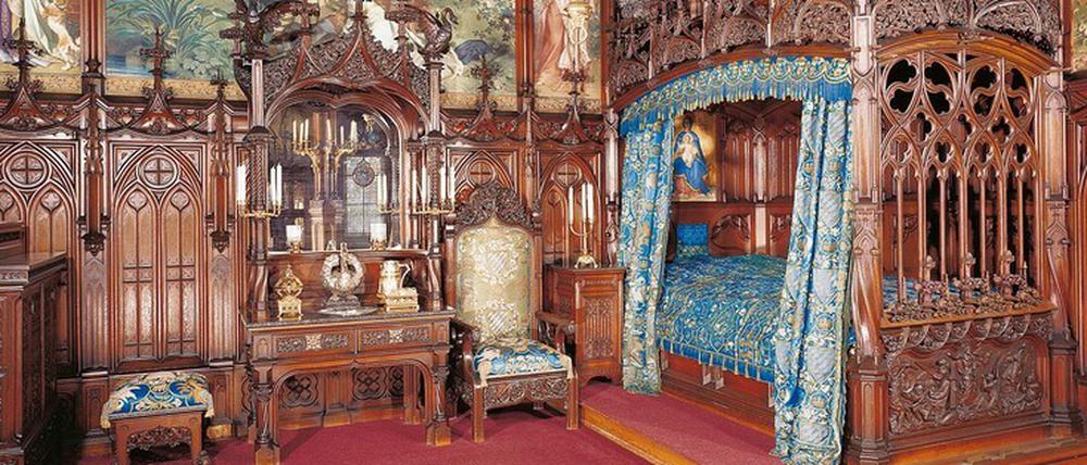 Prunk schützt vor Unrast nicht: das Bett von Nachtwandler Ludwig II. in Neuschwanstein.