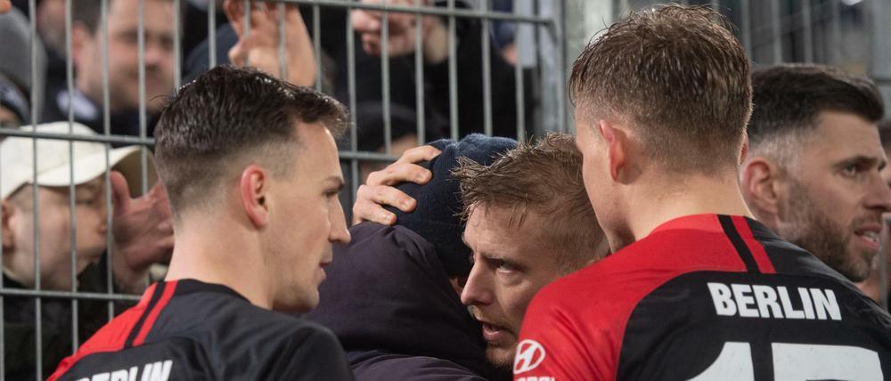 Gemeinsam: Vladimir Darida, Per Skjelbred und Maximilian Mittelstädt gehen nach dem dem Spiel zu den Fans.